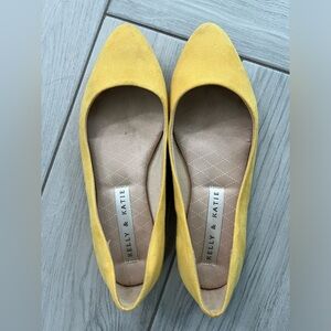 Yellow suede pumps. Size 6M